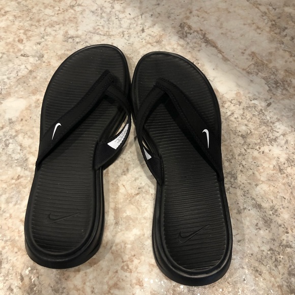 womens nike flip flops size 9